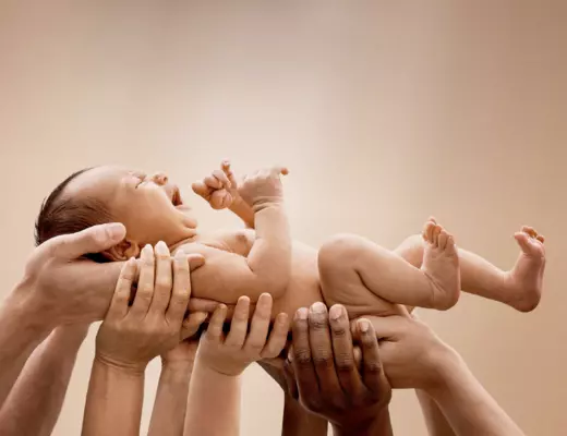 Baby wordt op handen gedragen